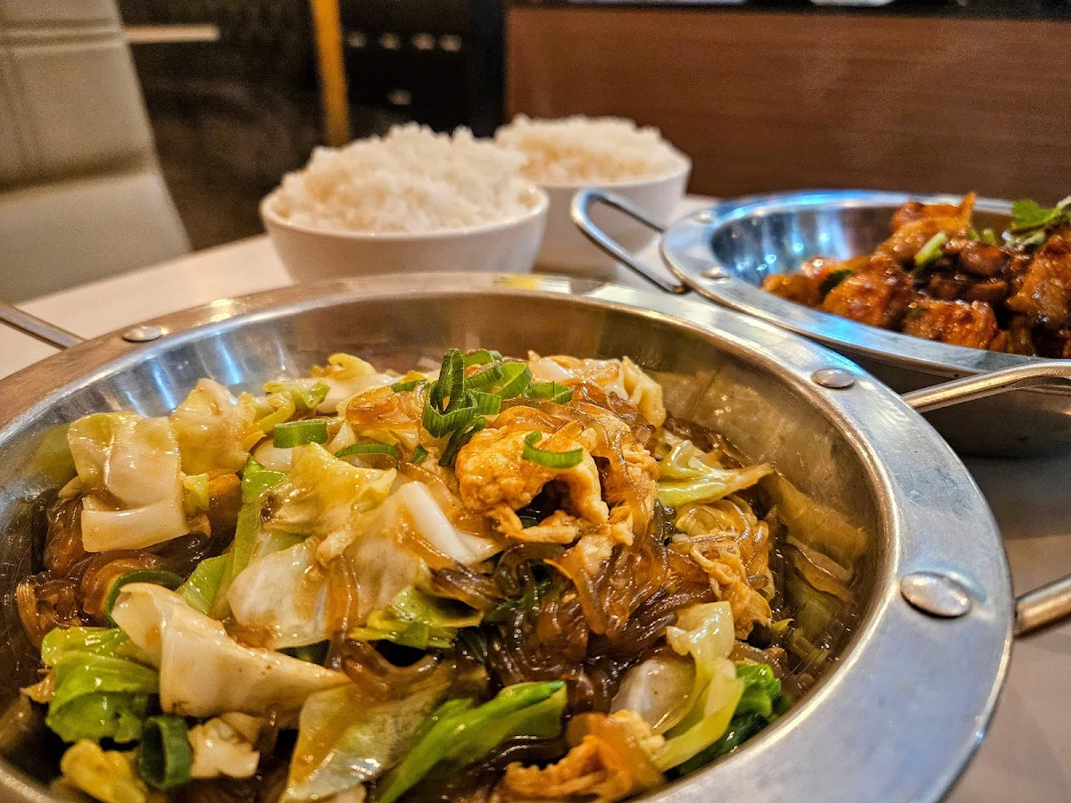 Fried Sugar Loaf & Glass Noodles 包菜炒粉